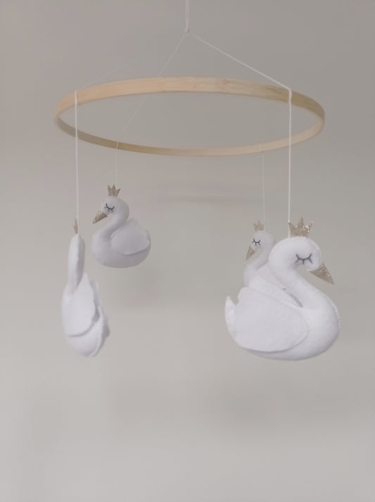 Mobile cygnes blancs pour décoration de chambre de bébé.