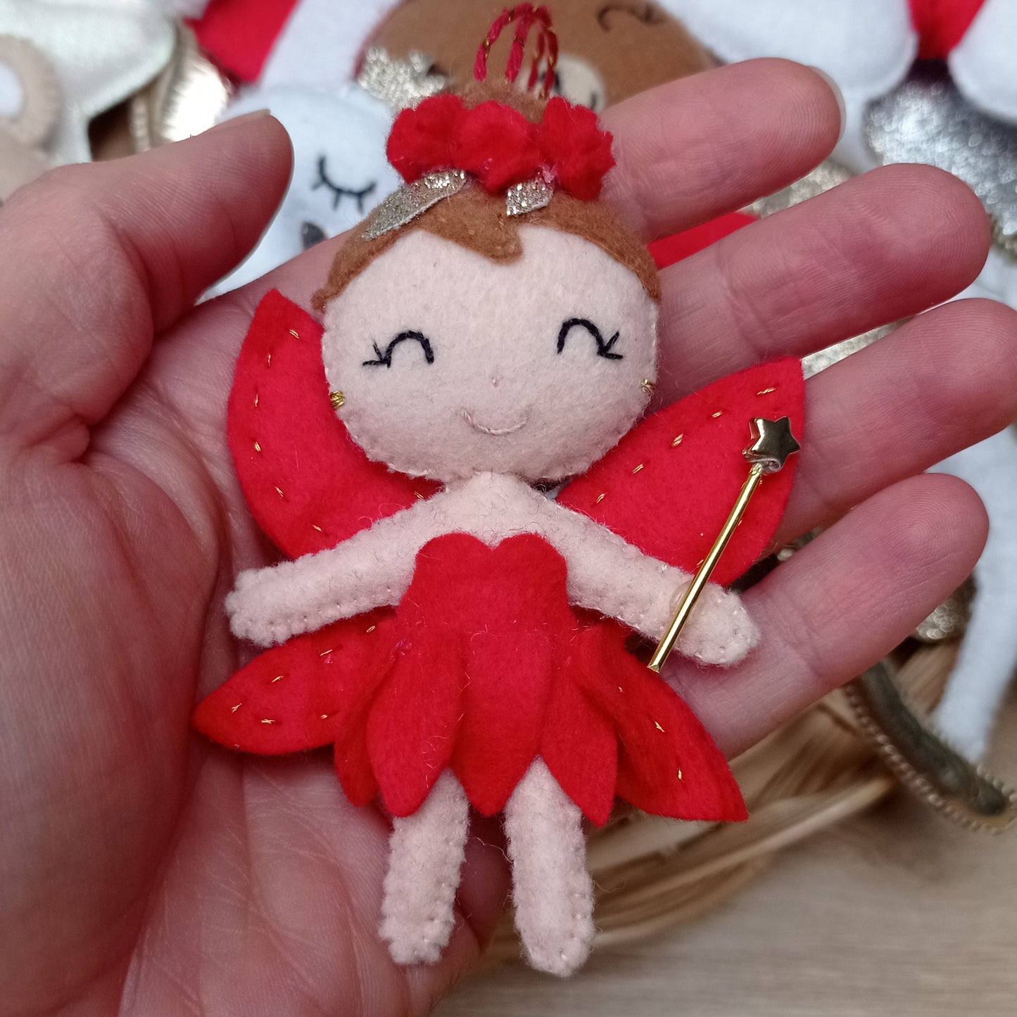 Mini fée en feutrine couleur rouge et doré à suspendre dans le sapin.
