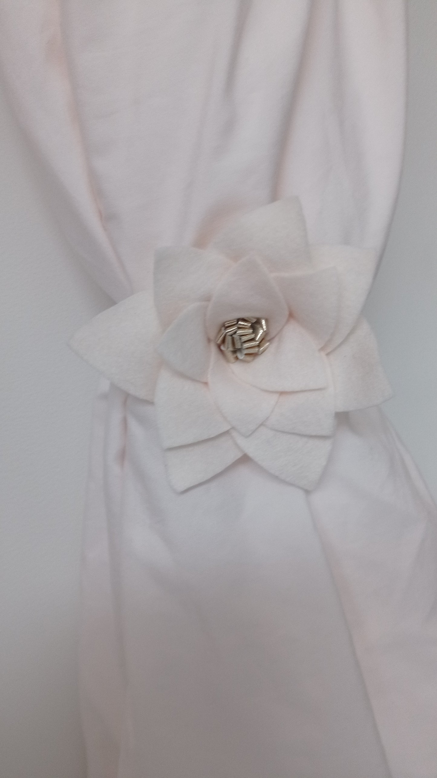 Embrasse rideau fleur blanche et or en feutrine