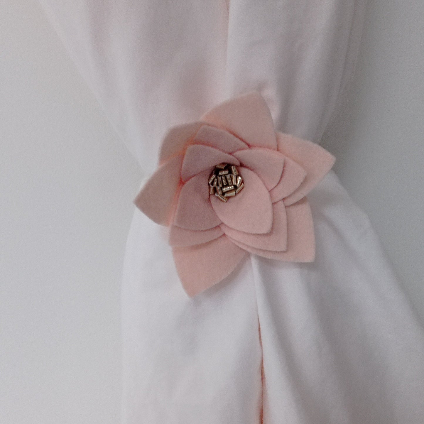 Embrasse rideau grosse fleur rose et or en feutrine