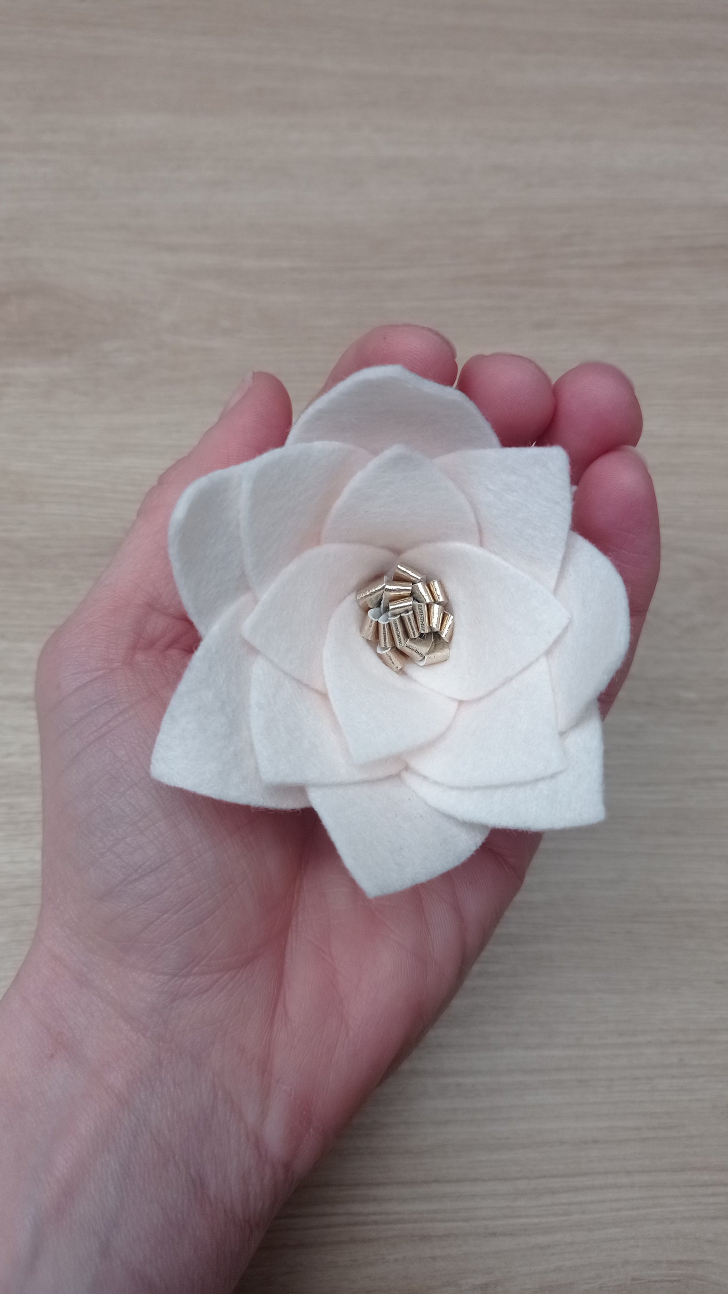 Fleur blanche et dorée en feutrine faite main pour embrasse rideau
