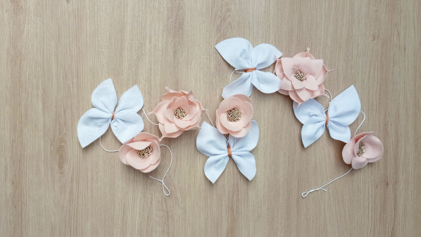 Guirlande papillons et fleurs entièrement faite à la main en feutrine. Idéal pour la décoration de la chambre d'un bébé ou d'une petite fille. Convient également comme cadeau de naissance.