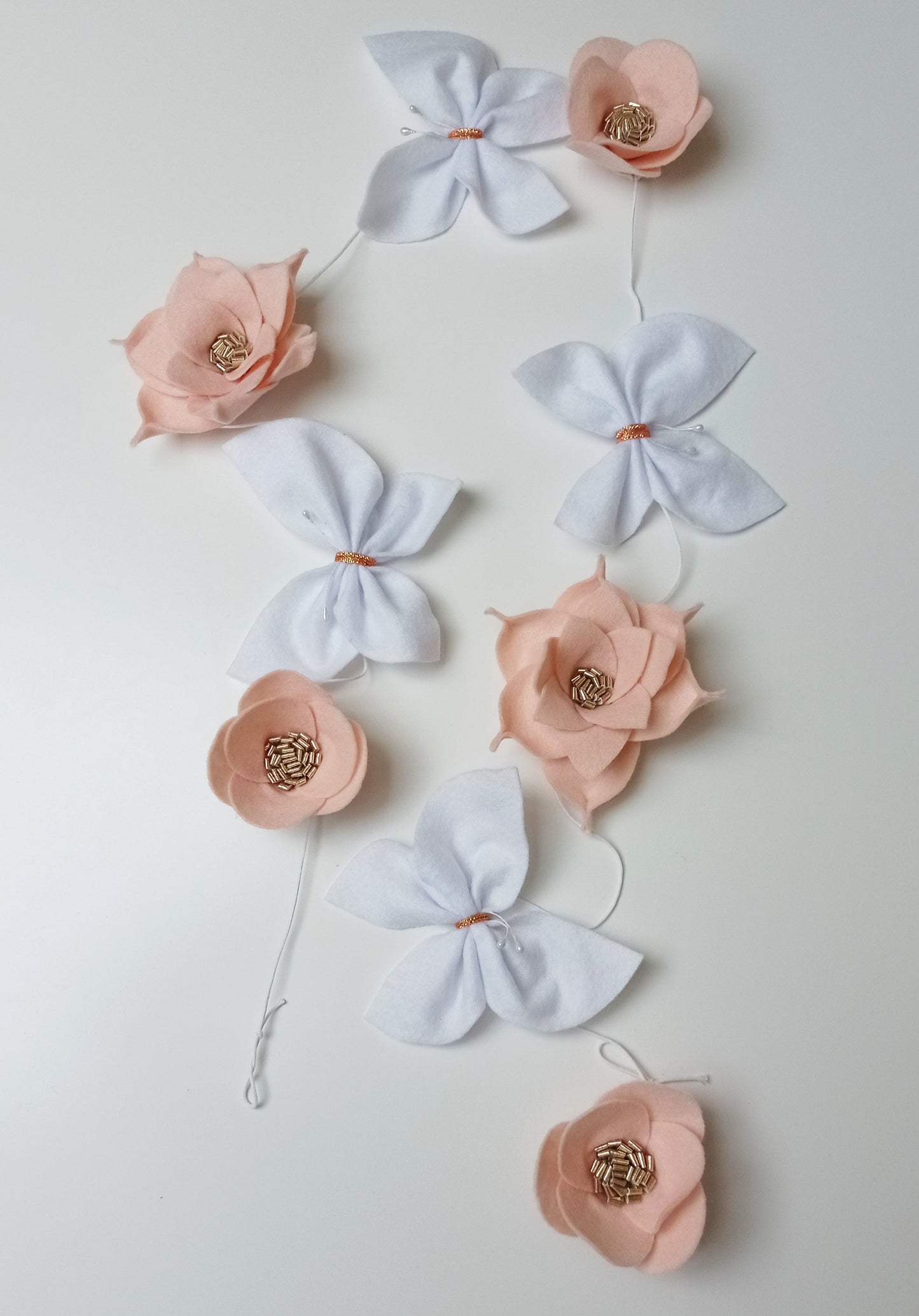 Guirlande décorative papillons blancs et fleurs rose saumon pour chambre de bébé et cadeau de naissance.