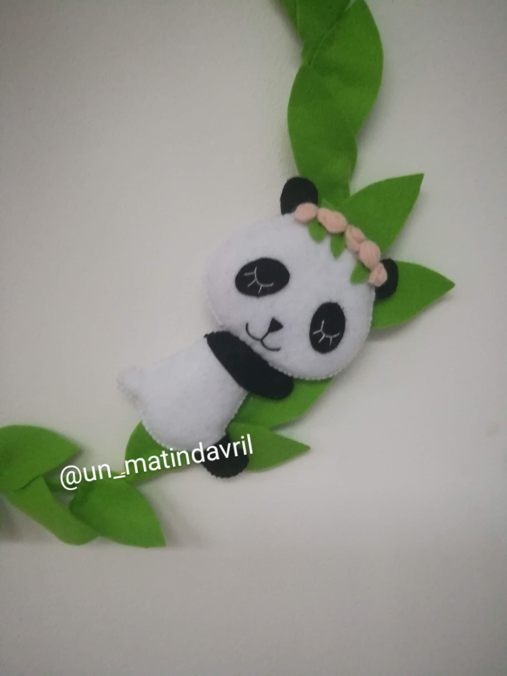 Panda en feutrine pour couronne murale personnalisée.