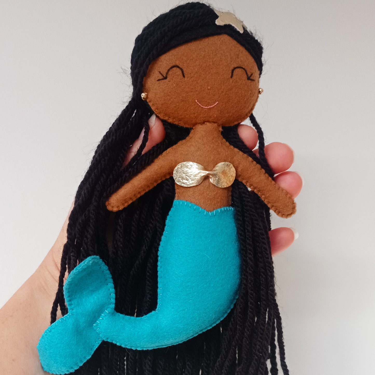 Poupée sirène à la peau noire à suspendre au mur pour décoration de chambre de petite fille et bébé.