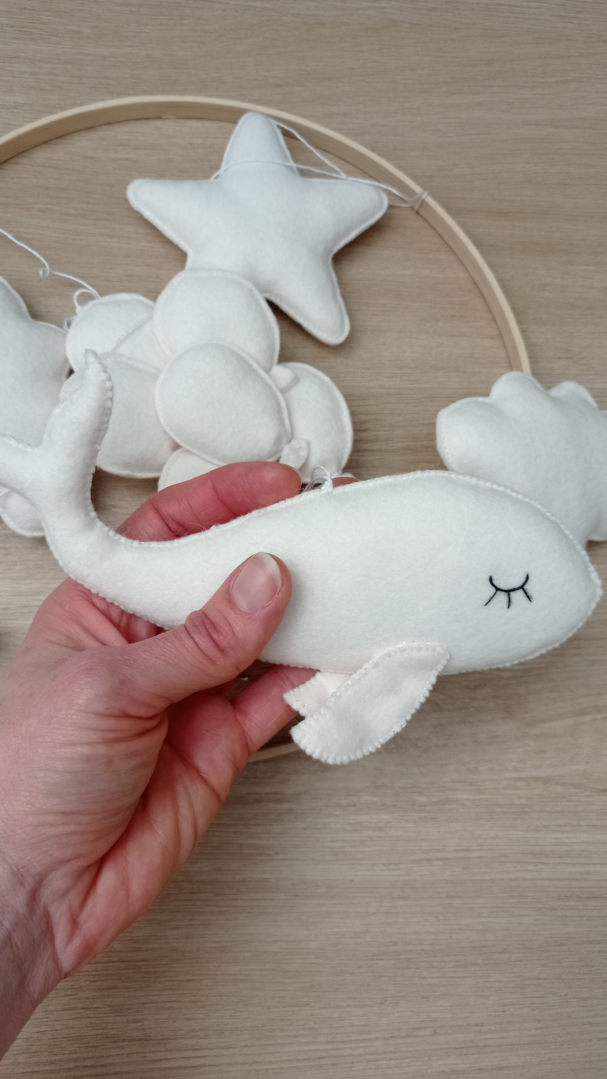 Baleine blanche en feutrine cousue et brodée à la main pour décoration de chambre de bébé cadeau de naissance.