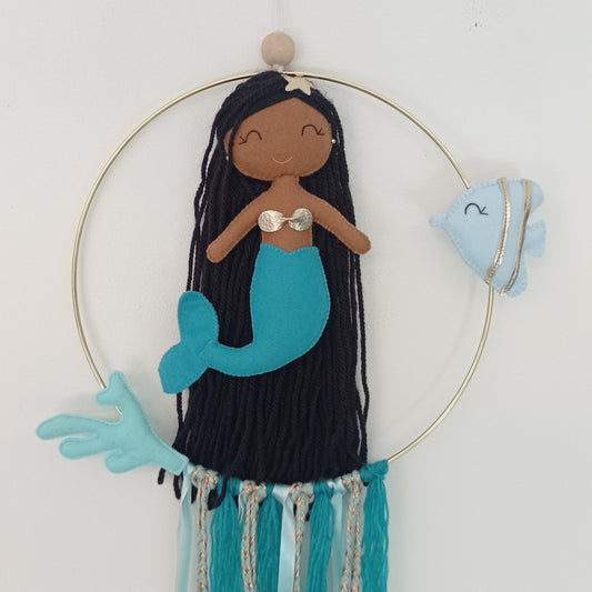Capteur de rêve poupée sirène à la peau noire, poisson et rubans bleus et dorés.