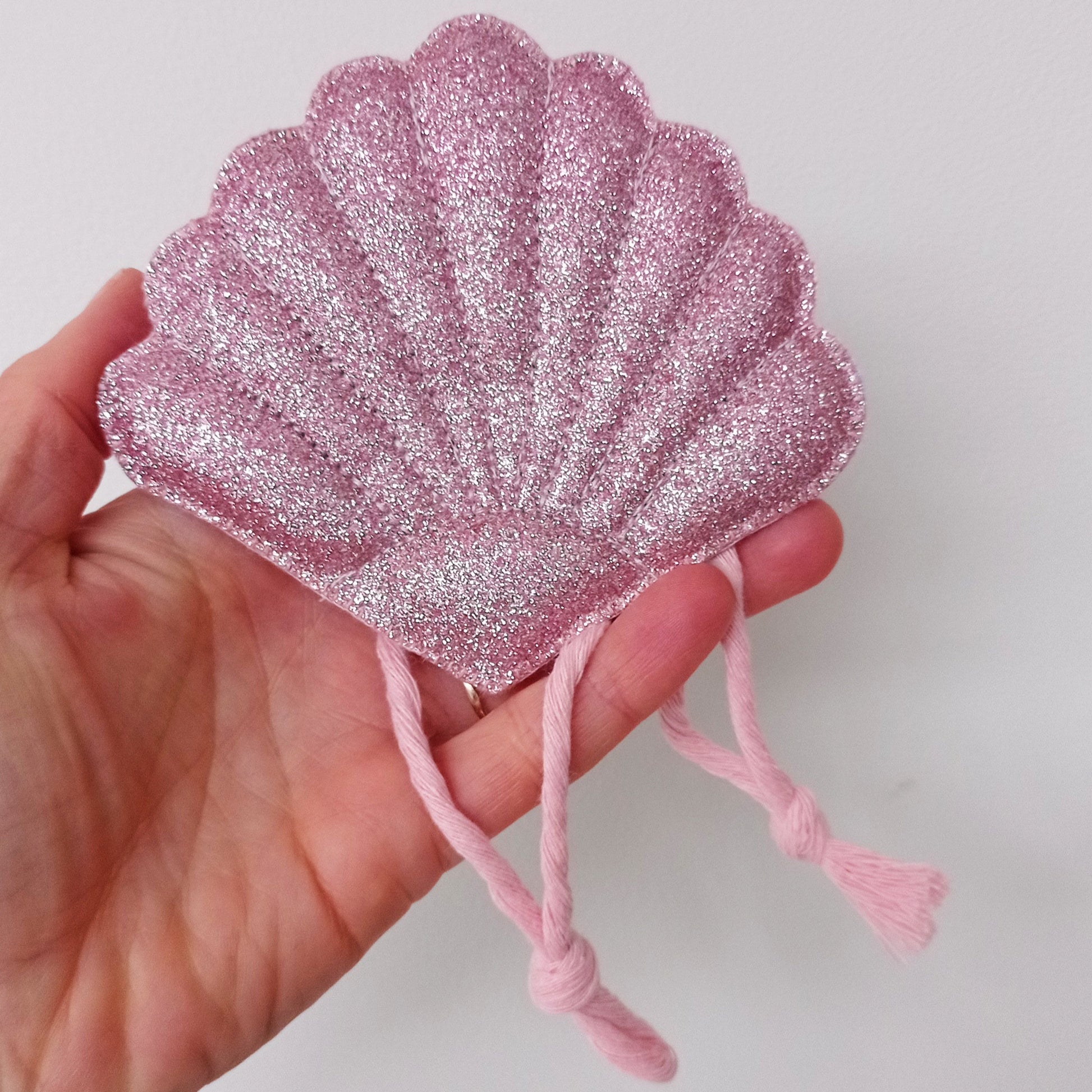 Embrasse coquillage rose pour nouer les rideaux.