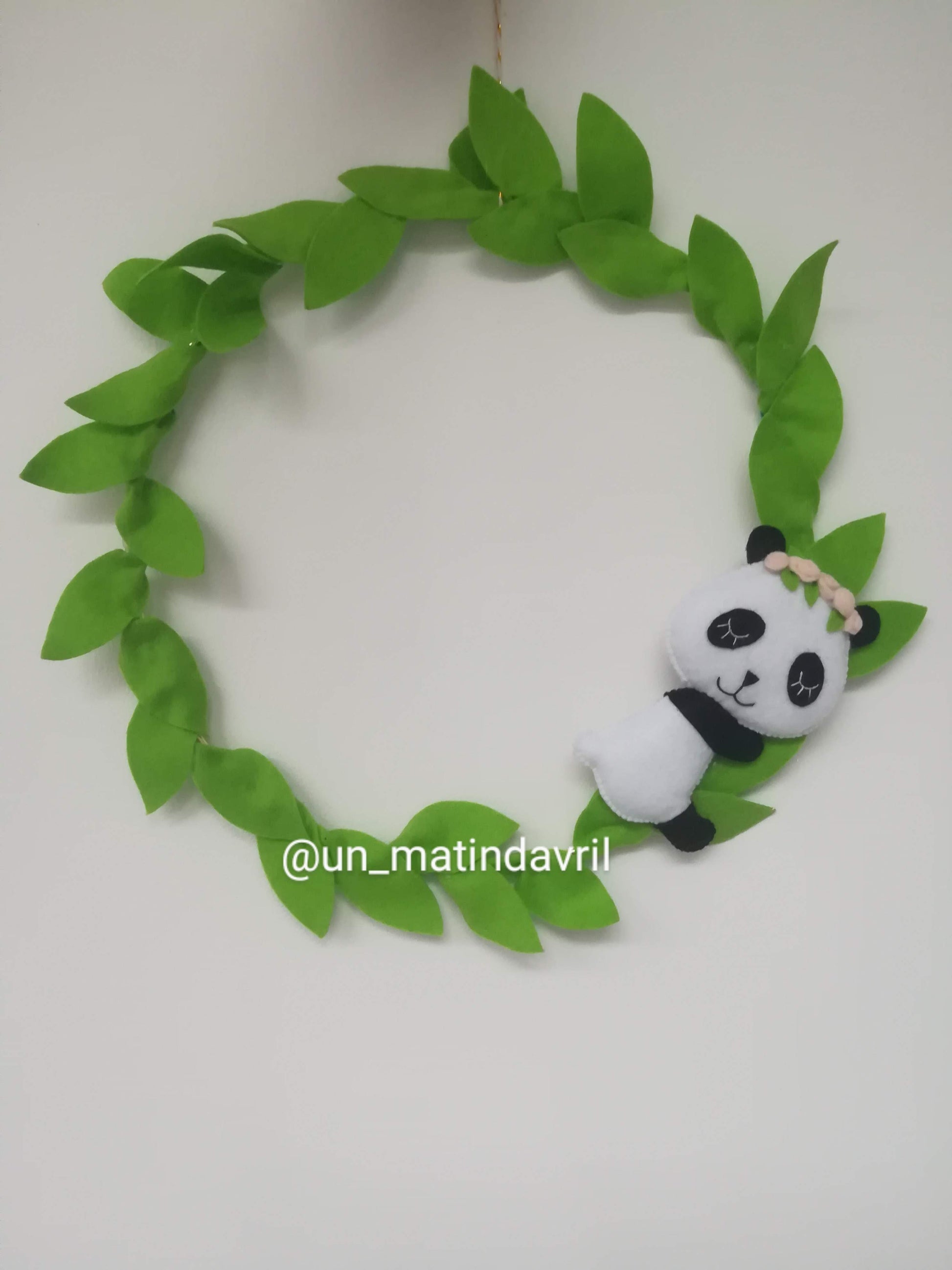 Couronne murale décorative panda et feuilles vertes en feutrine fait main