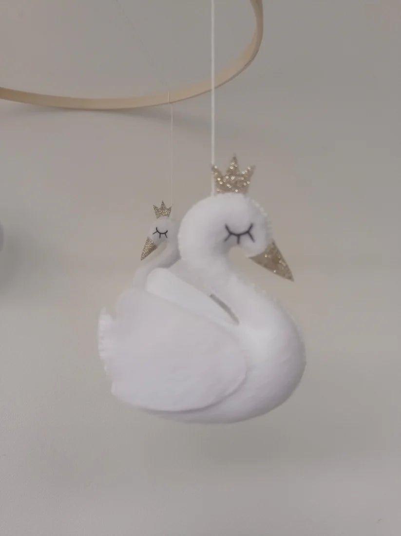 Cygne blanc en feutrine avec bec et couronne dorée