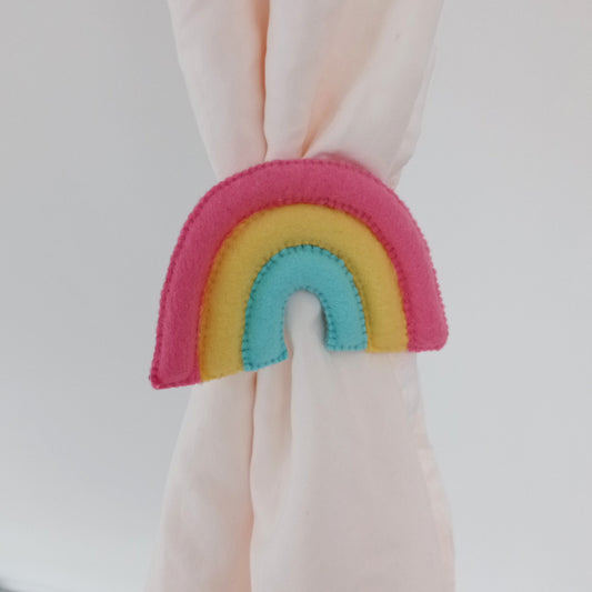 Embrasse rideau en forme d'arc en ciel multicolore en feutrine.
