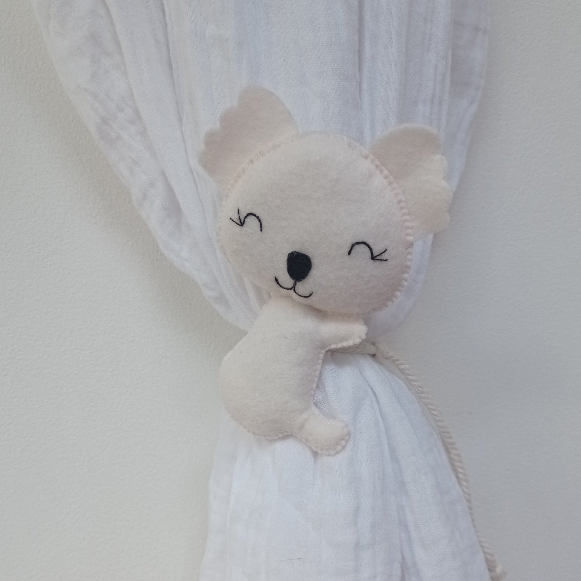 Embrasse rideau pour enfant koala blanc en feutrine pour décoration de fenêtres et lits cabanes.