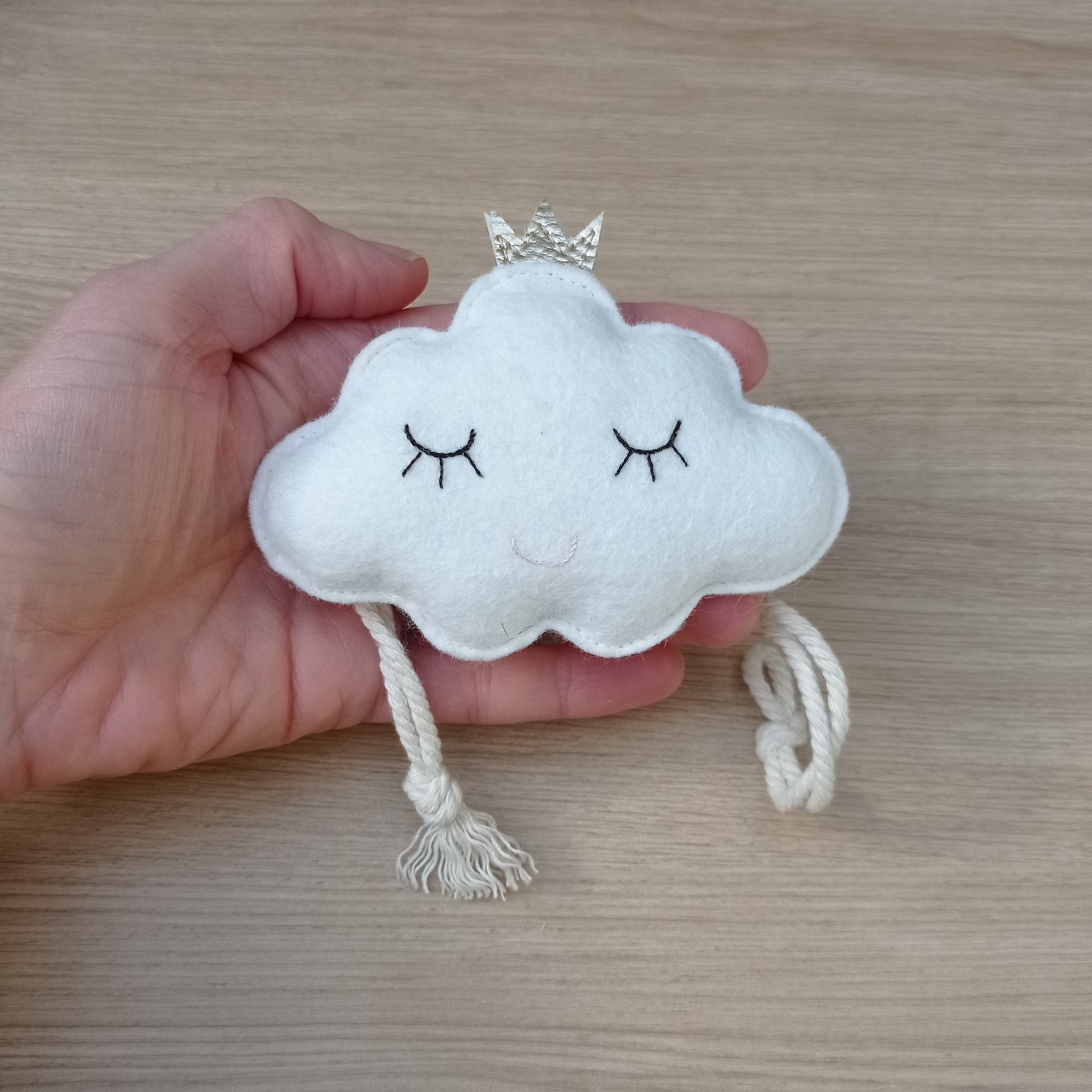 Attache rideau pour enfant en forme de nuage en feutrine souriant.