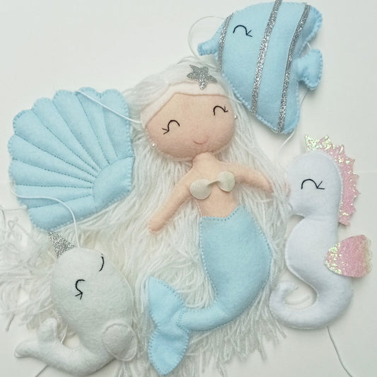 Guirlande sirène, hippocampe, narval, coquillage et poisson en feutrine couleur bleu, blanc et argenté.