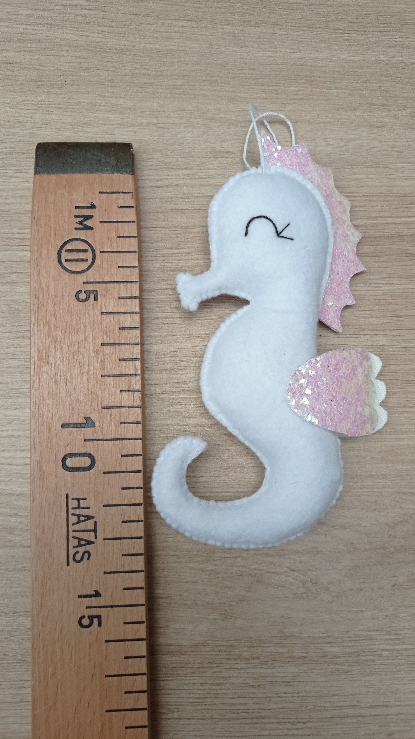 Ornement hippocampe blanc en feutrine 13cm.