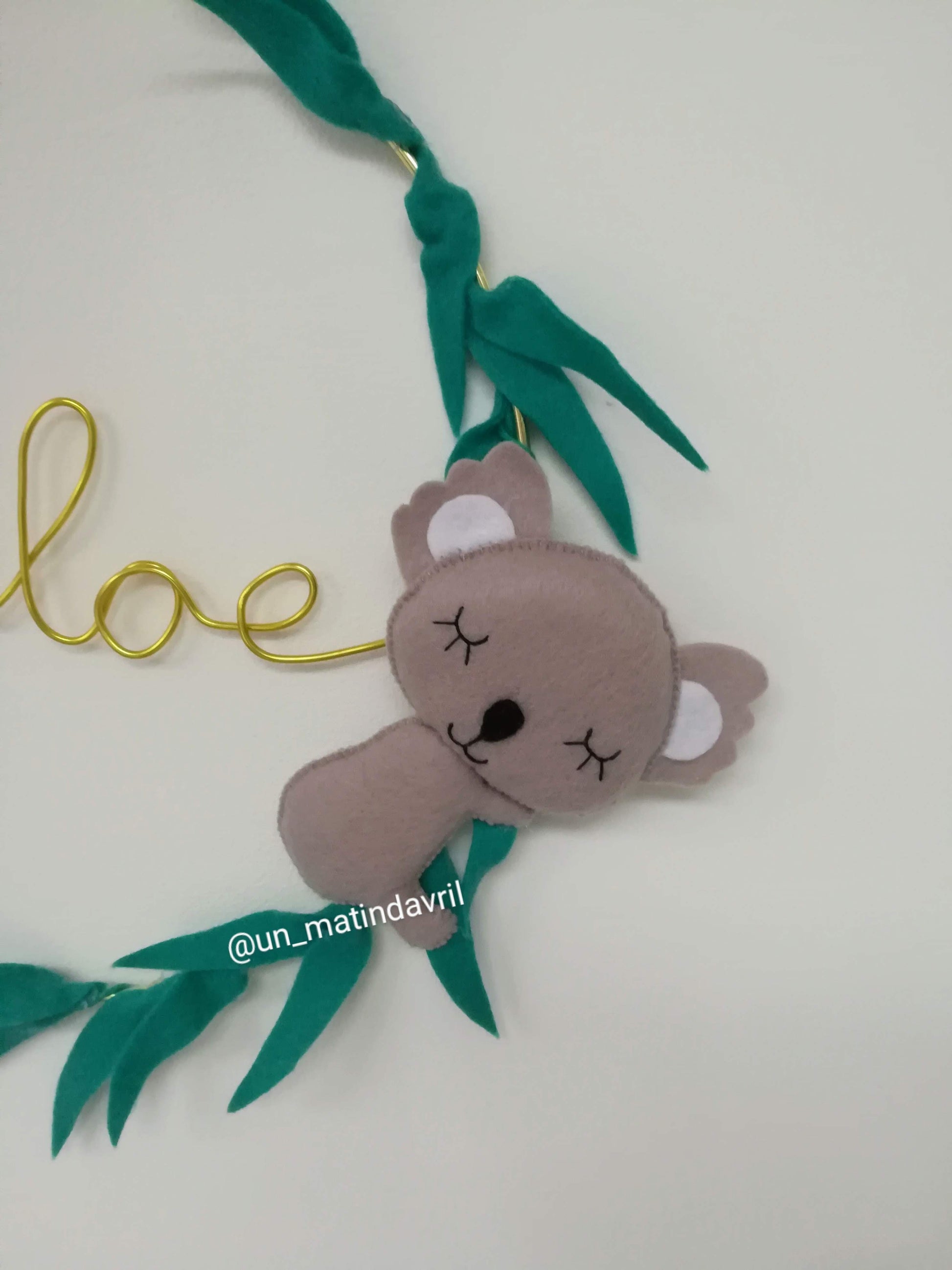 Koala fait main en feutrine et feuilles d'eucalyptus