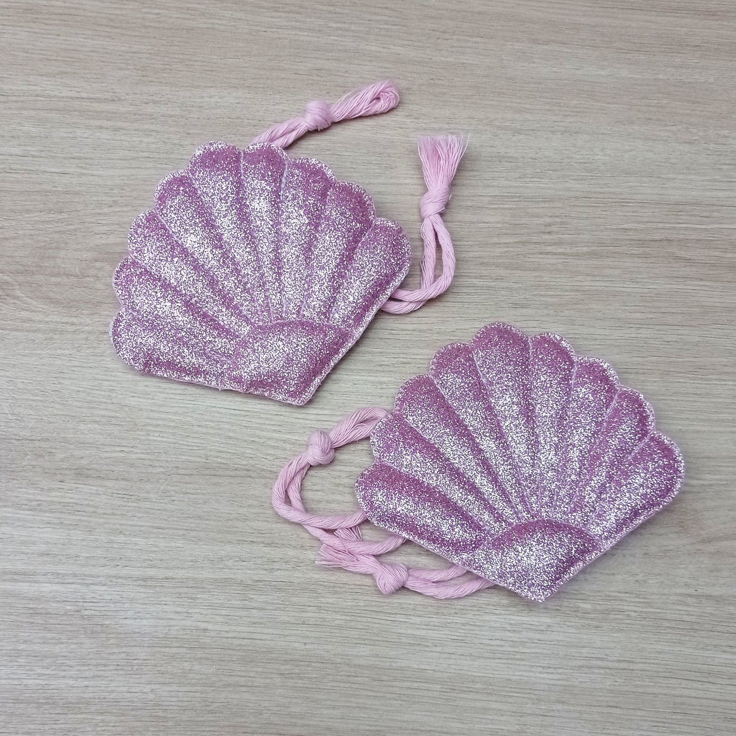 Lot de 2 embrasses pour rideaux en forme de coquillage de couleur rose pailleté.