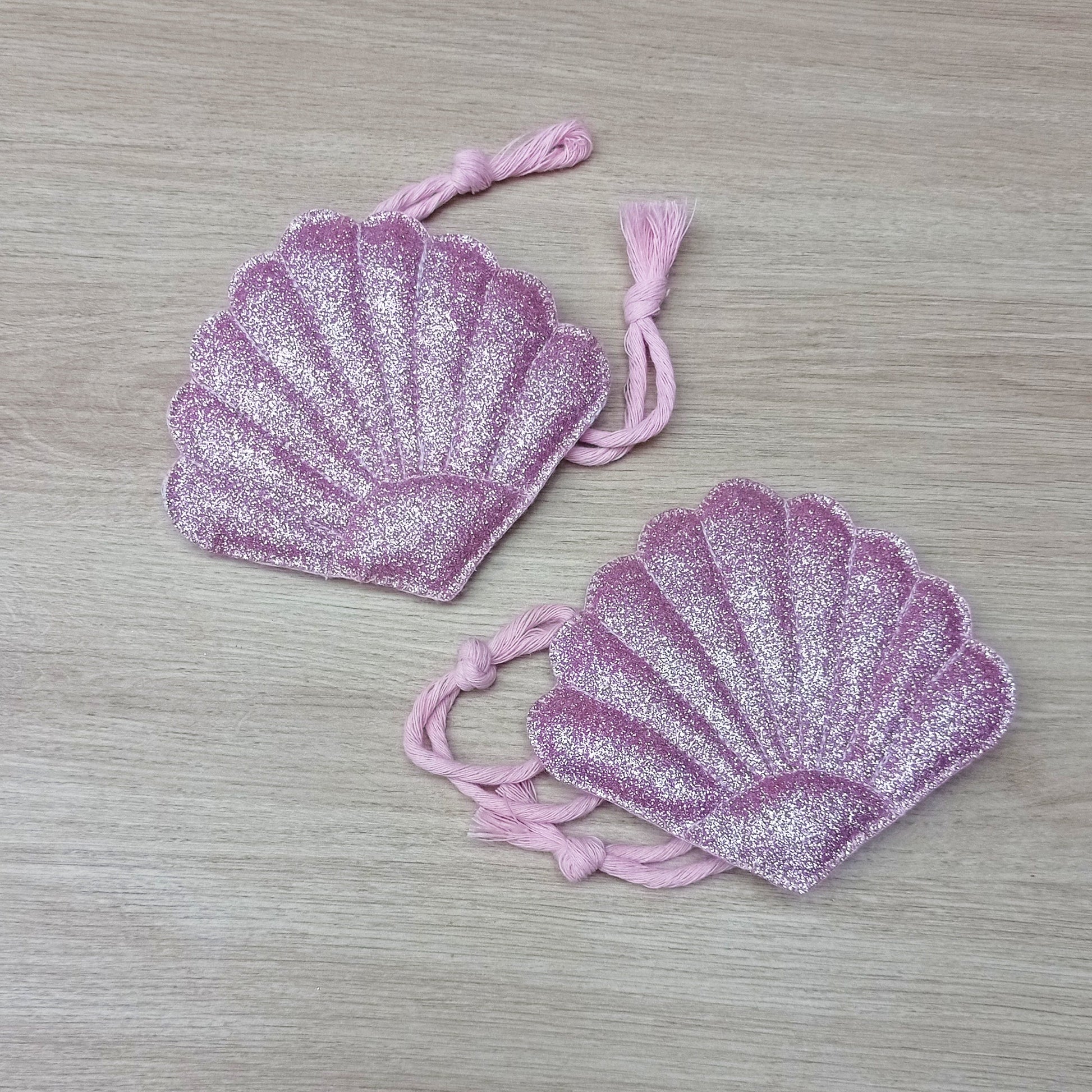 Lot de 2 embrasses pour rideaux en forme de coquillage de couleur rose pailleté.