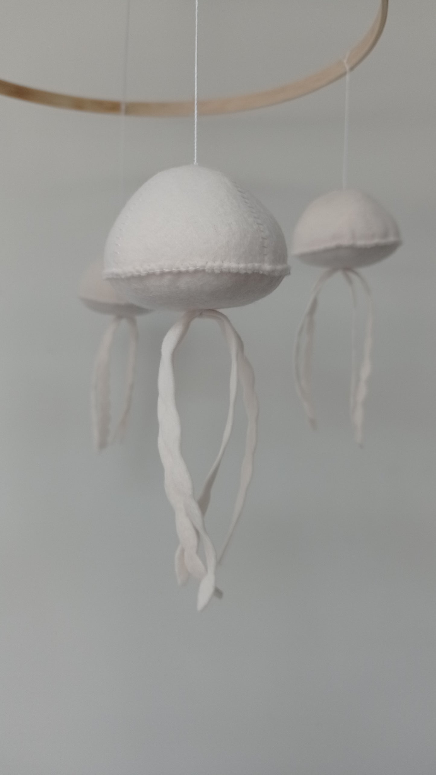 Mobile meduses blanches neutre et minimaliste