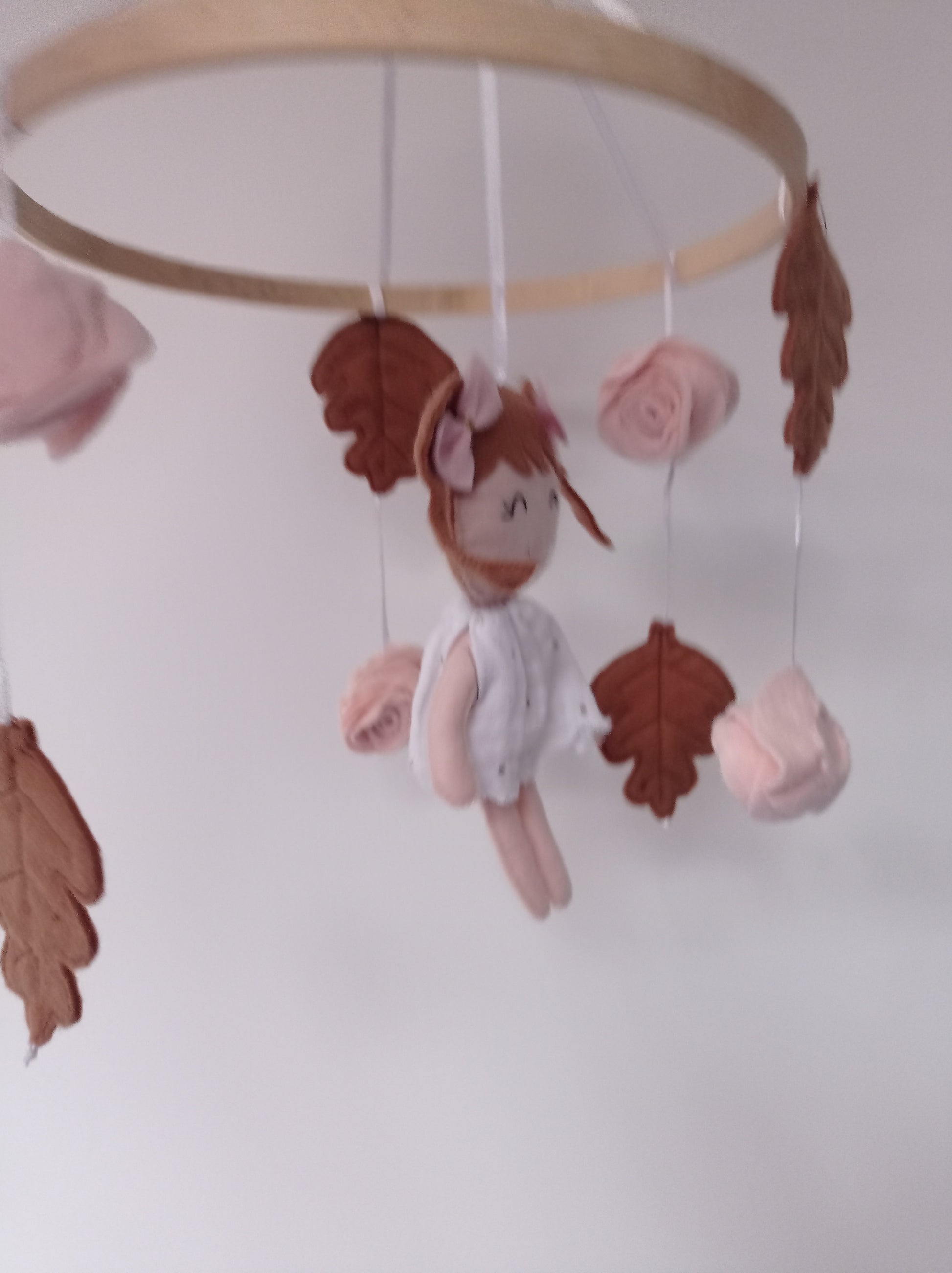 Mobile bébé fille avec feuilles de chênes et roses en feutrine