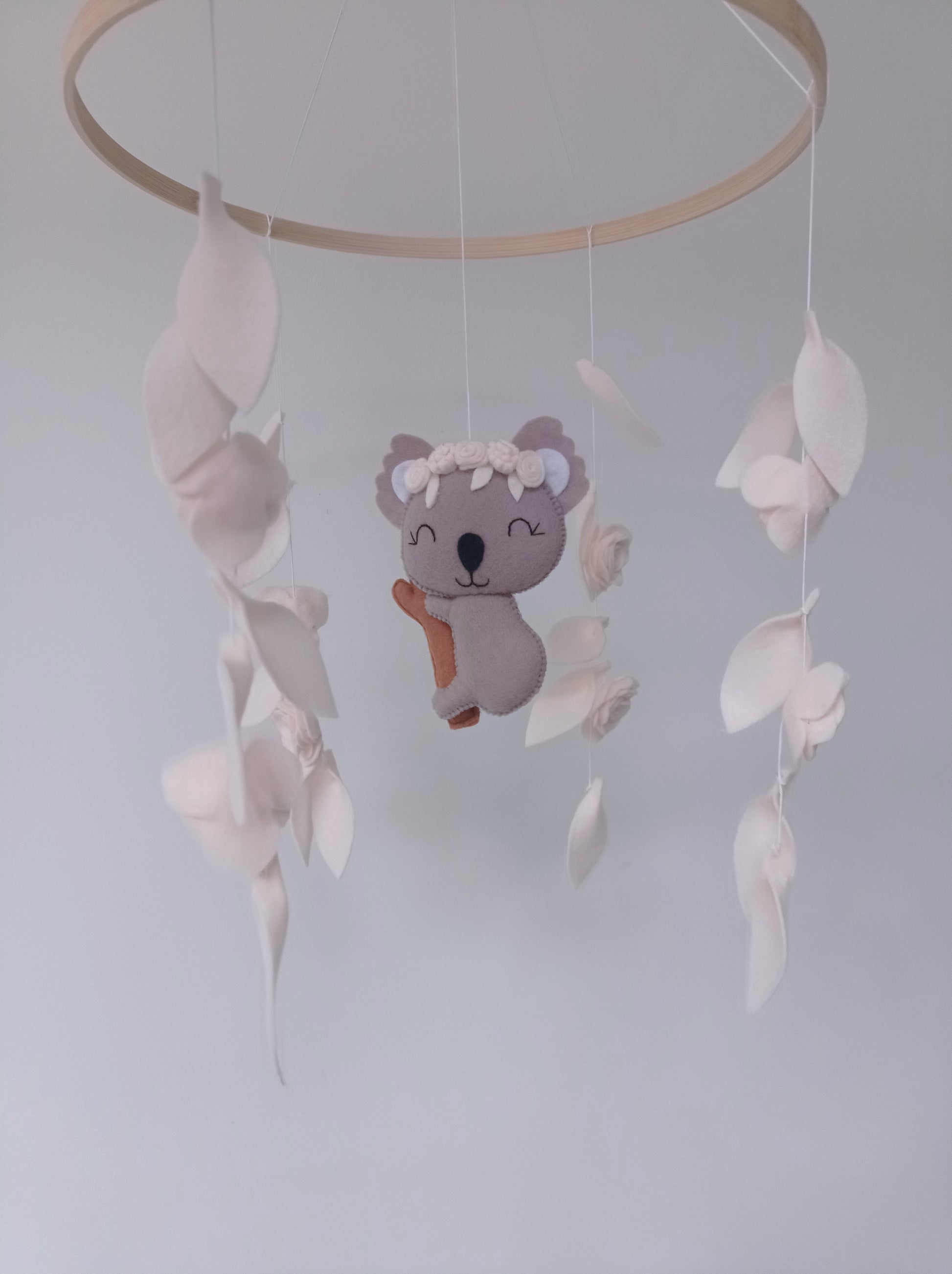 Mobile koala en feutrine fleurs et feuilles blanches fait main.