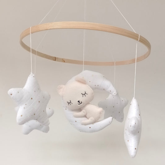 Mobile ourson blanc pour décoration de chambre de bébé et cadeau de naissance fait main et personnalisé.