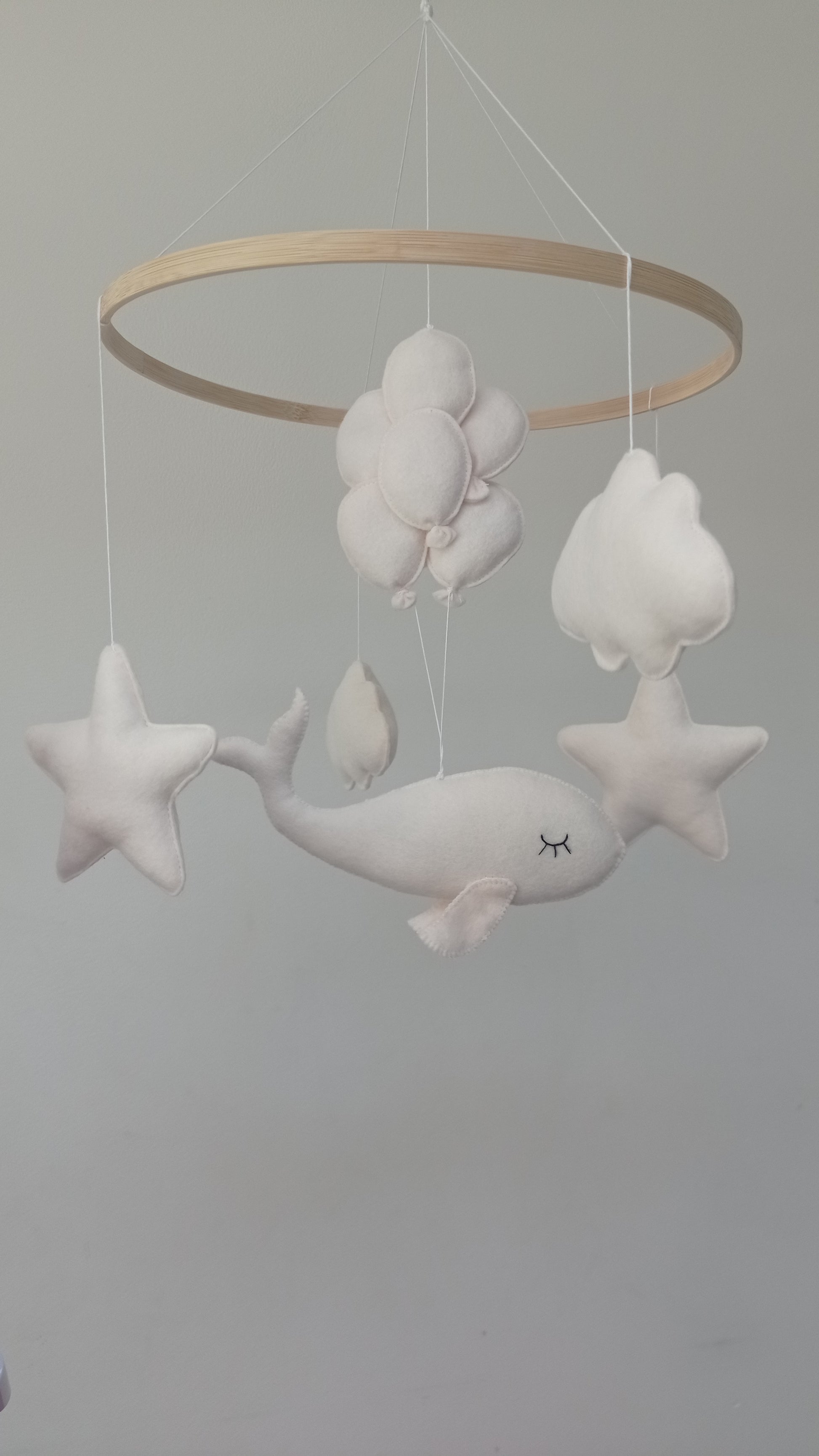 Mobile bébé baleine fait main en feutrine pour décoration de chambre.