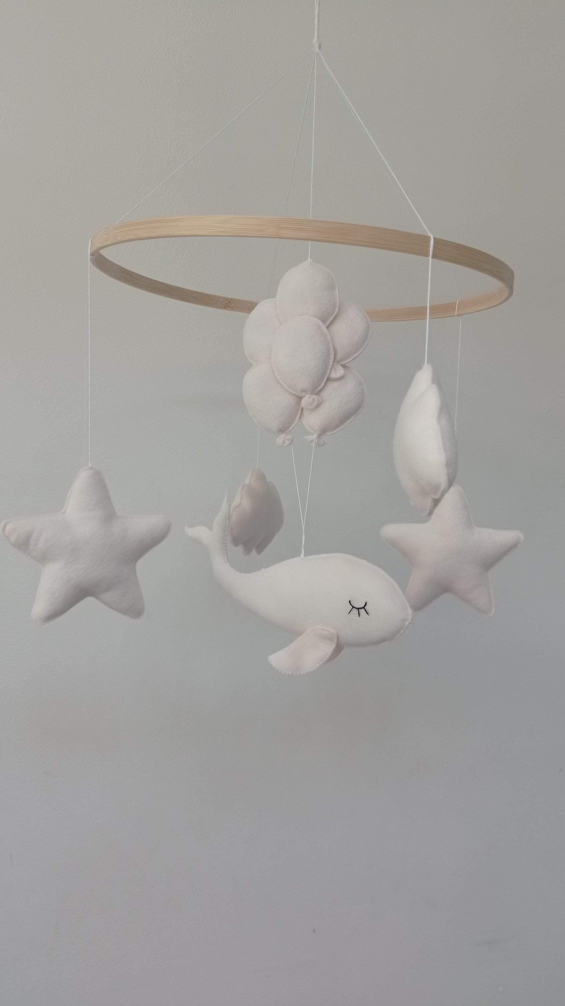 Mobile baleine blanche dans le ciel pour décoration de chambre d'enfants.