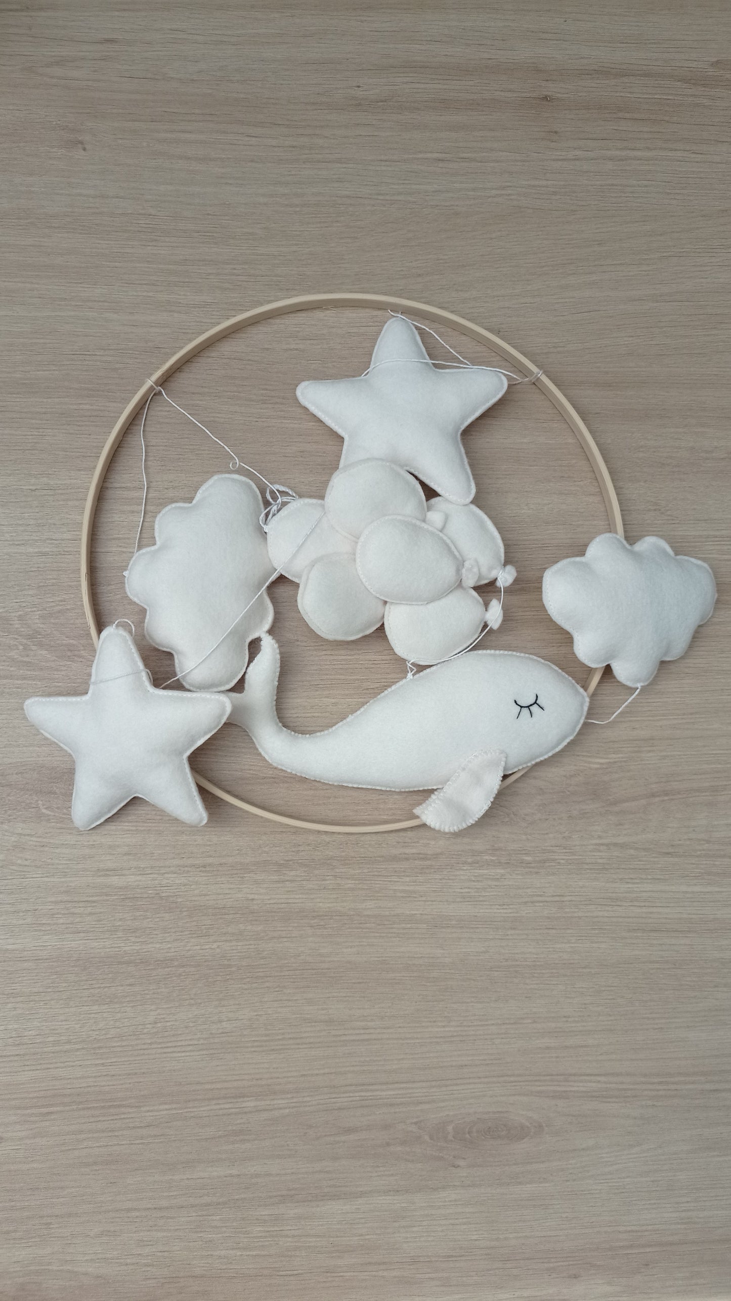 Baleine blanche, ballons, étoiles et nuages en feutrine pour mobile bébé.