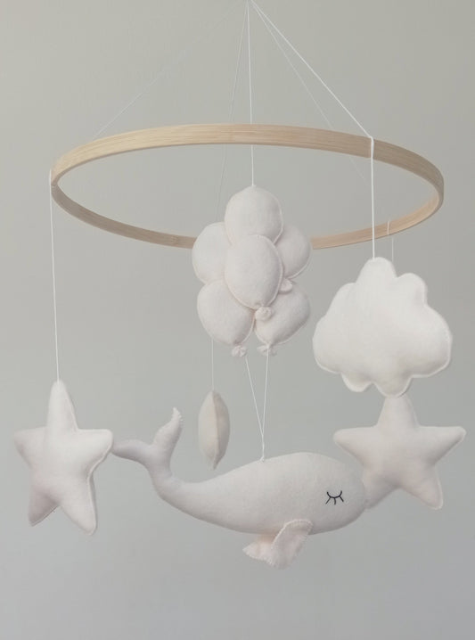 Mobile bébé baleine blanche en feutrine et ballons.