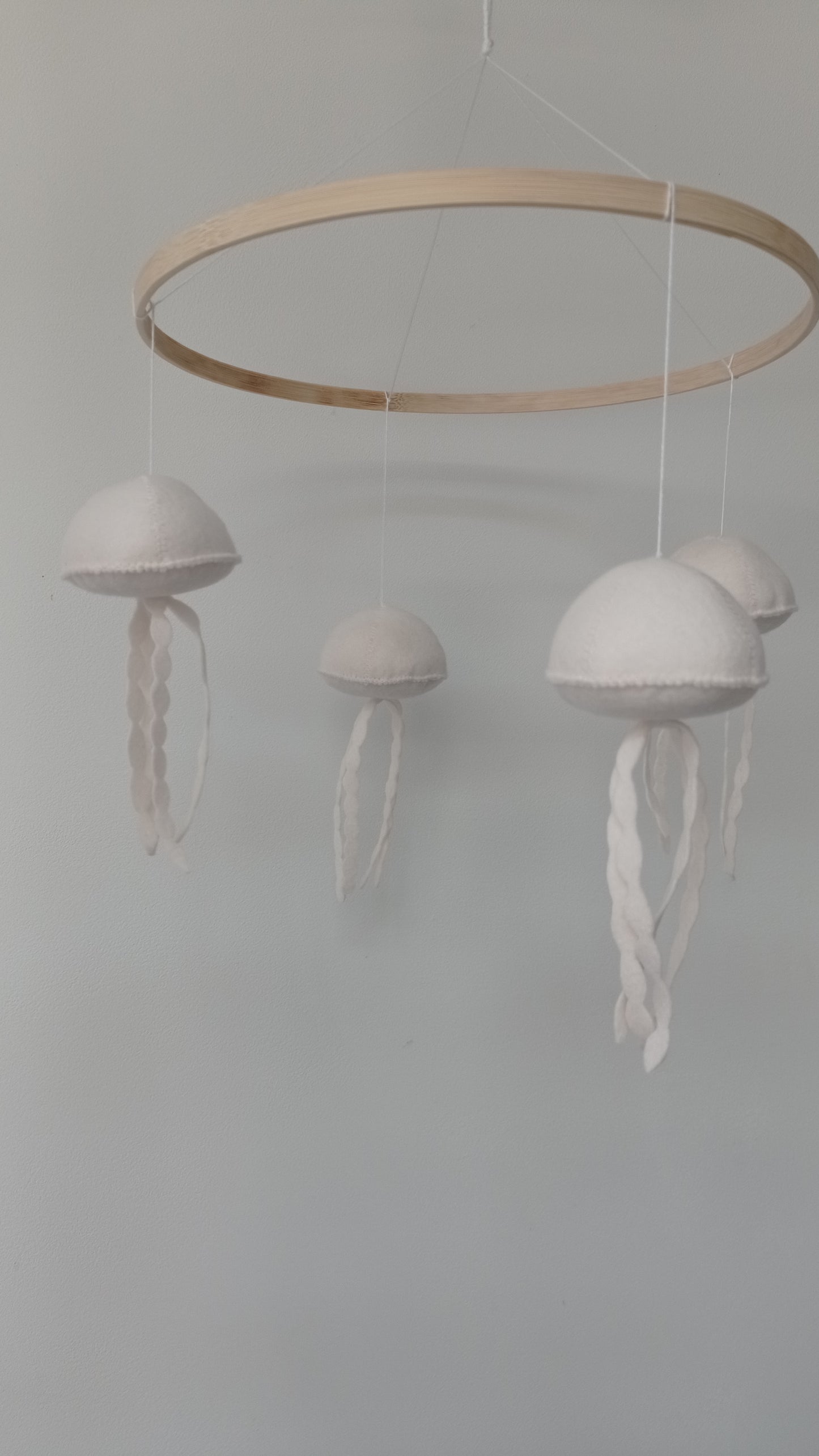 Mobile meduses blanches neutre et minimaliste