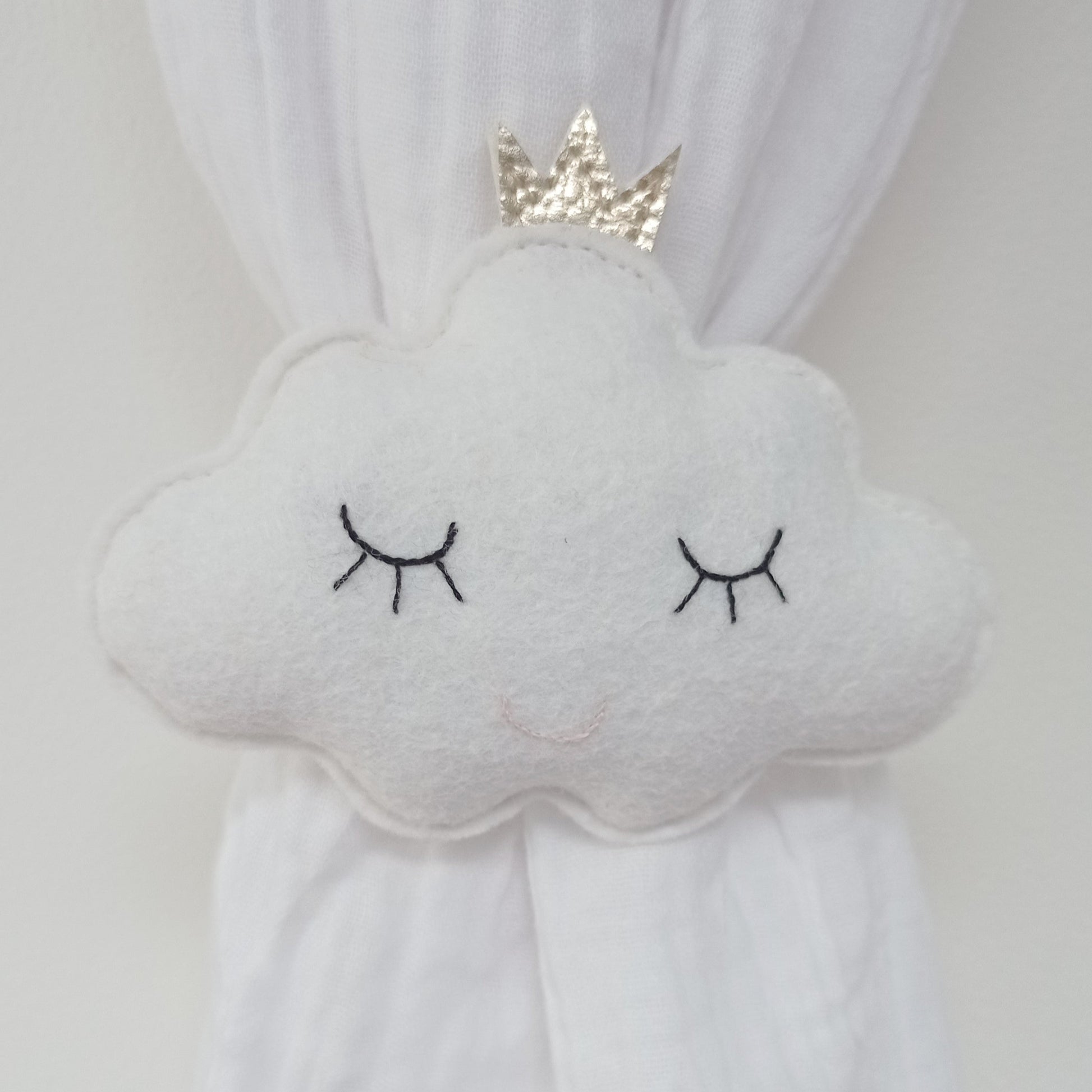 Nuage attache rideau pour enfant. Décoration de lit cabane.