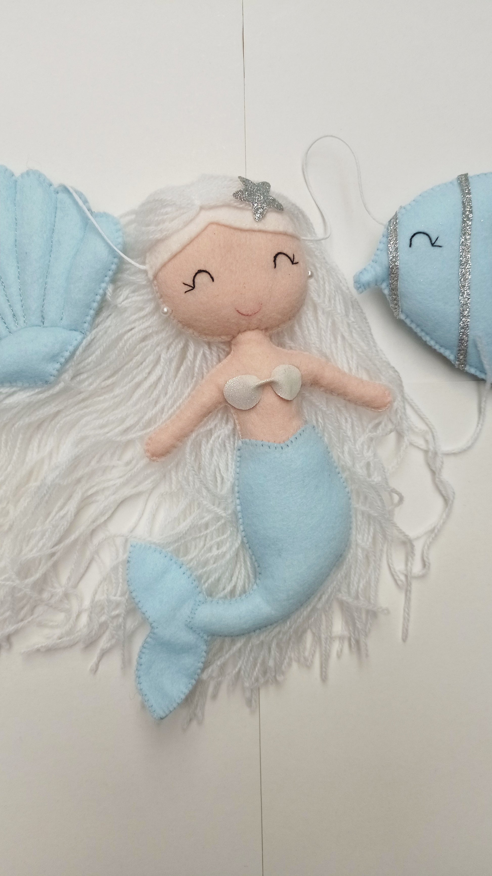 Poupée sirène bleu et blanche en feutrine cousue à la main. Hauteur 19 cm.