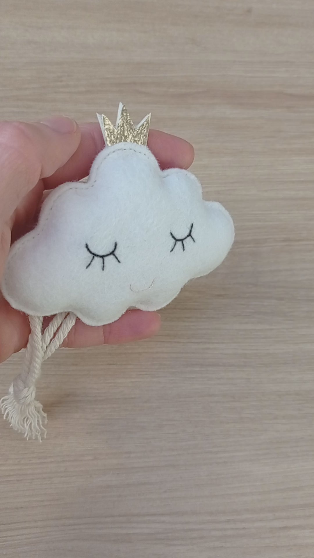 Nuage blanc en feutrine pour attacher les rideaux et la décoration de lit cabane.