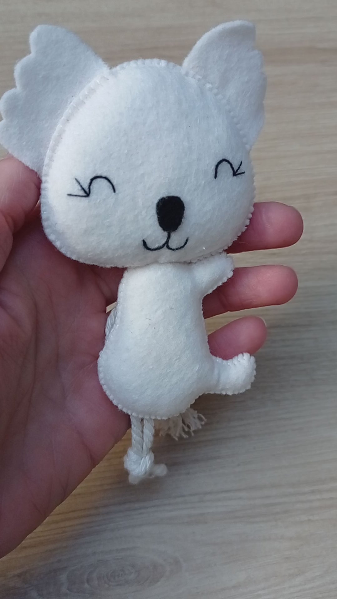 Embrasse rideau pour chambre d'enfant en forme de koala blanc en feutrine fait main.