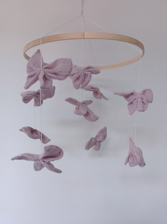 Mobile papillons roses pour décoration de chambre de bébé fille.