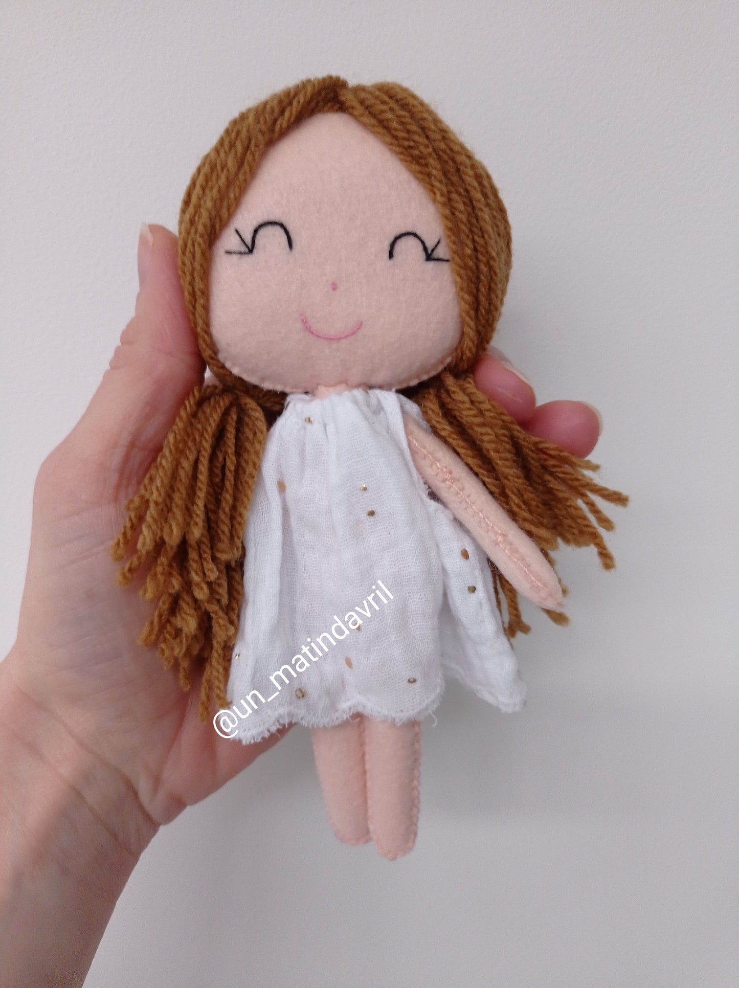 Mini poupée petite fille en feutrine pour décoration de mobile bébé.